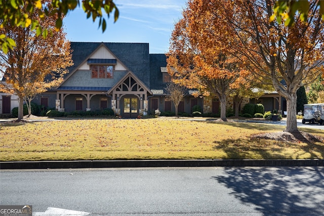 view of front of property featuring a front lawn