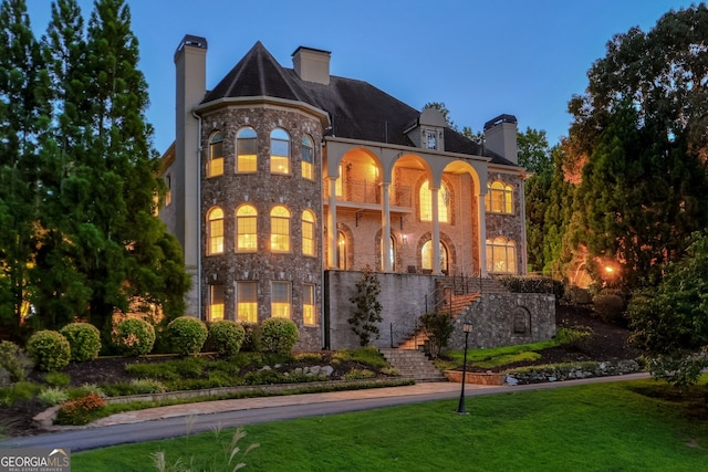 view of front of property with a front lawn