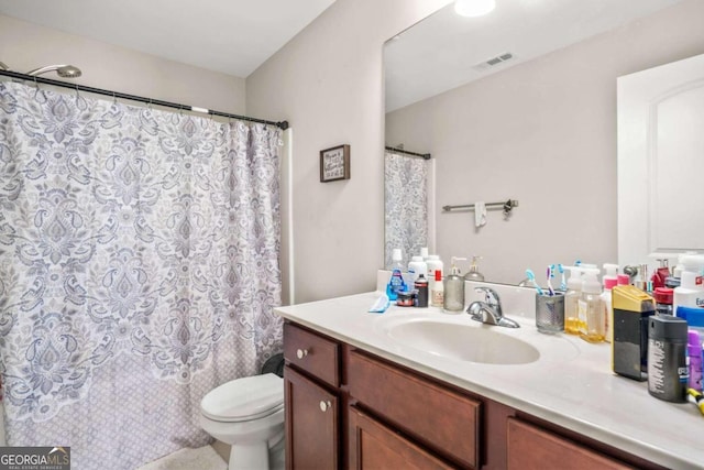 full bath with toilet, curtained shower, vanity, and visible vents