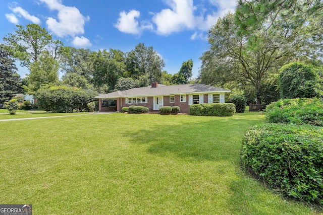 ranch-style home featuring a front lawn