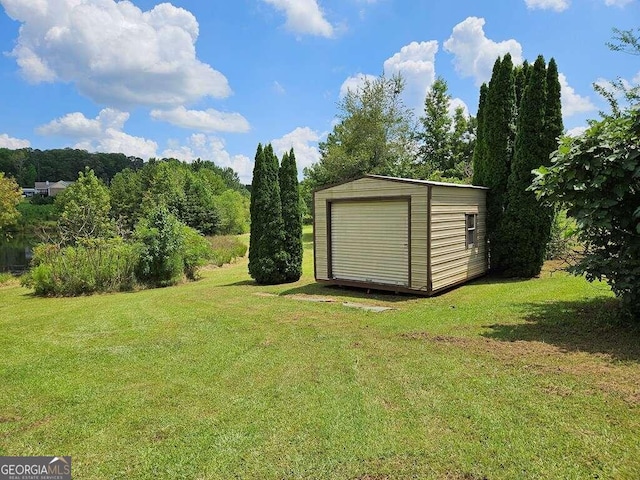 view of yard with an outbuilding