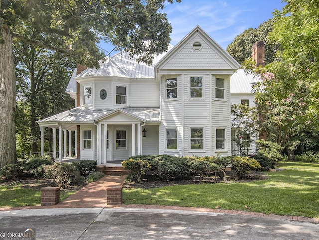 view of front of property featuring a front lawn and covered porch