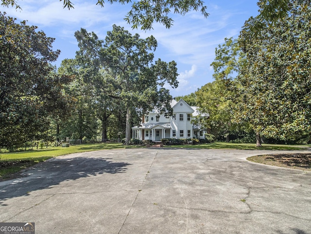 view of front of property featuring a front yard