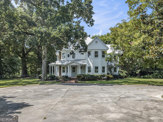 view of front of property featuring a porch and a front yard