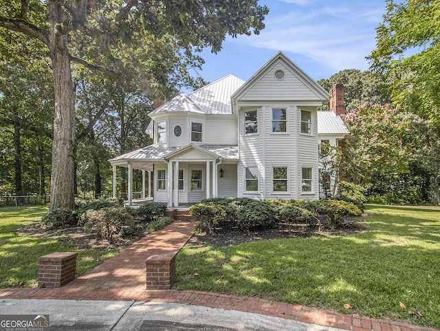 view of front facade with covered porch and a front lawn