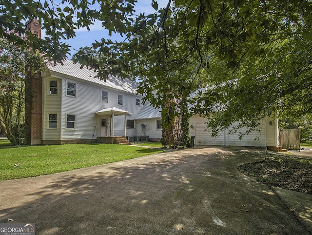 view of front facade featuring a garage and a front lawn