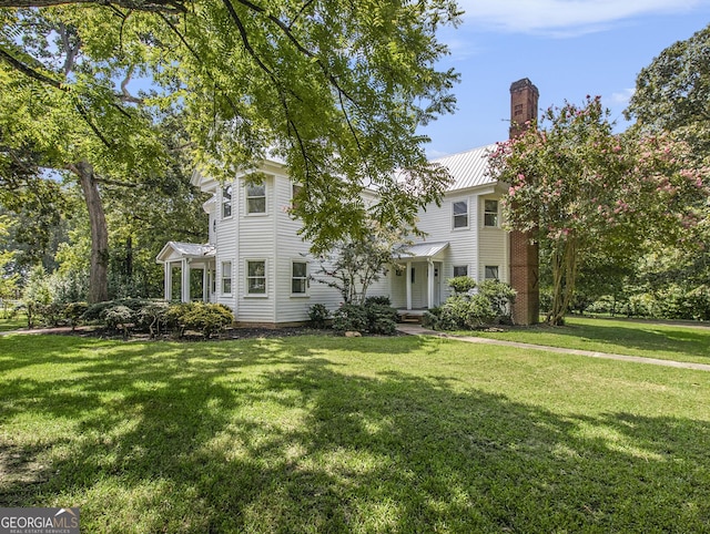 view of front of property featuring a front yard