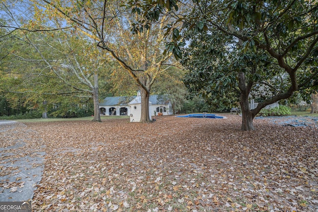 view of yard with an outbuilding