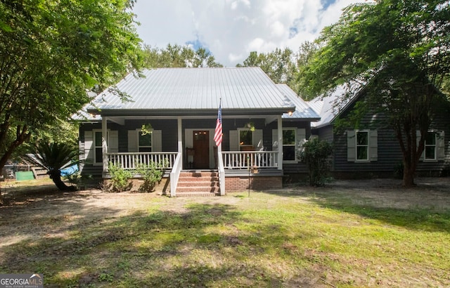 view of front of property with a front lawn and covered porch