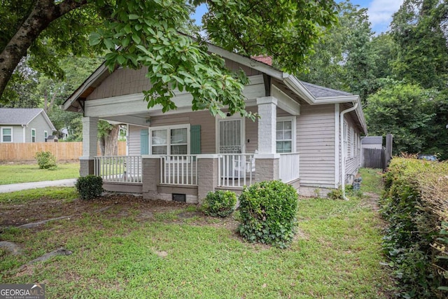 view of front of house featuring a porch and a front lawn