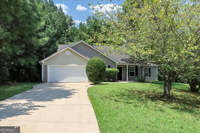 view of front of home featuring a front lawn and a garage