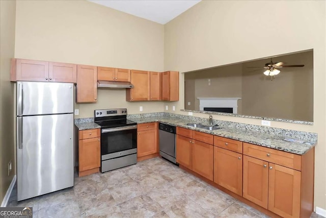 kitchen featuring light tile patterned flooring, stainless steel appliances, sink, and ceiling fan