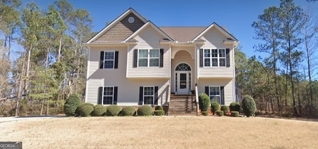 view of front of property featuring a front yard