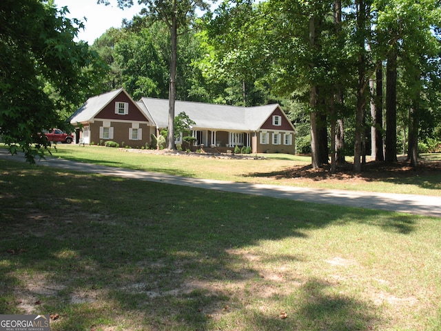 view of front facade featuring a front lawn and covered porch