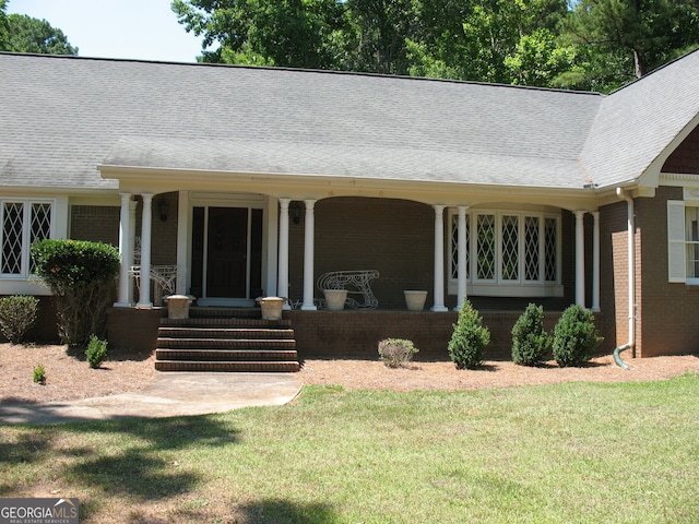 view of front facade featuring a porch and a front lawn