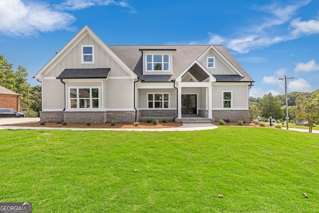 craftsman inspired home with a front lawn