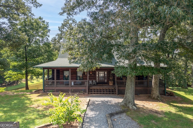 view of front of home featuring a front yard