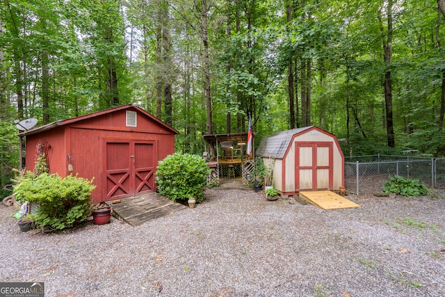 view of yard featuring a storage shed