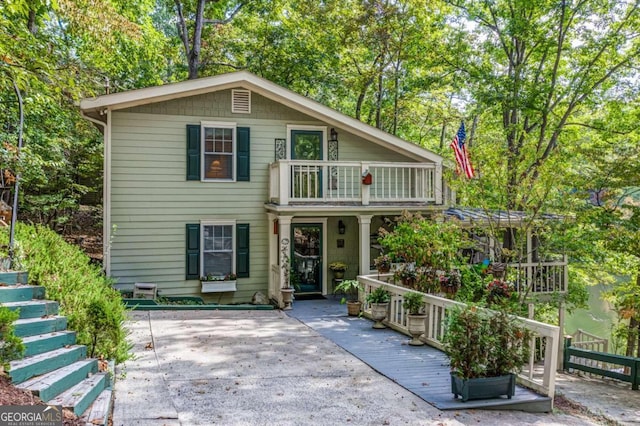 view of front of property featuring a balcony