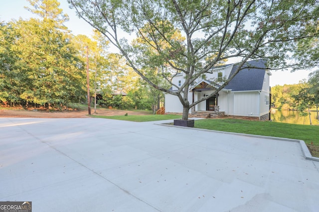 exterior space with a front yard and driveway