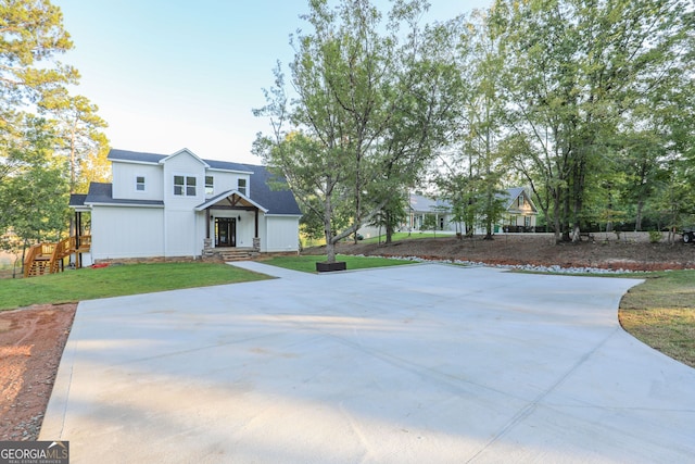 view of front facade featuring a front lawn