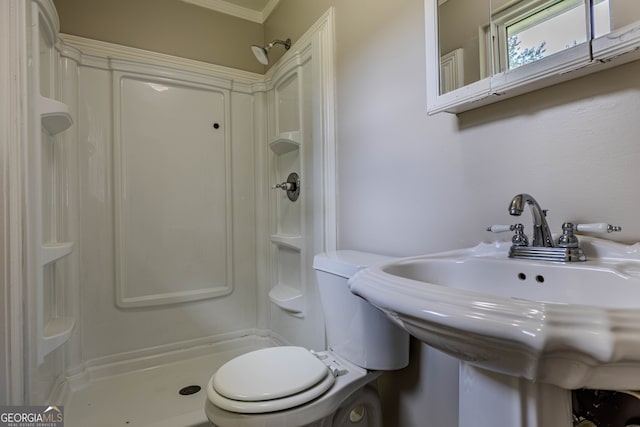 bathroom featuring a shower, sink, crown molding, and toilet