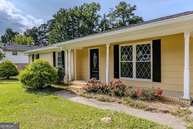 ranch-style house featuring a front lawn