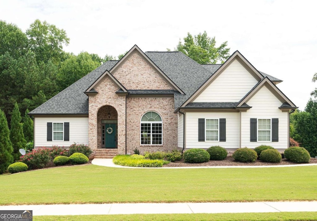 view of front of property with a front lawn