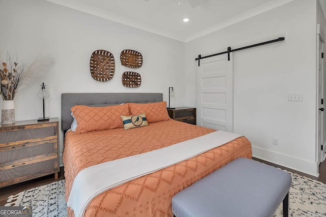 bedroom featuring wood finished floors, baseboards, recessed lighting, ornamental molding, and a barn door