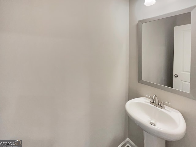 bathroom featuring a sink and baseboards