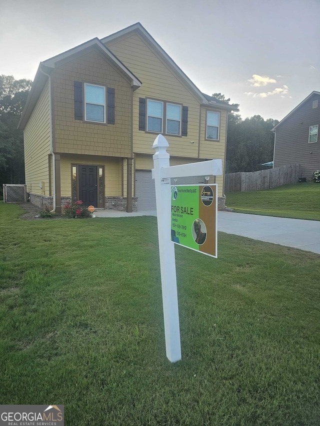 view of front facade featuring a front lawn