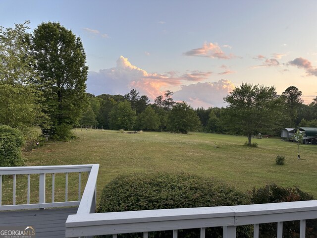 view of yard at dusk