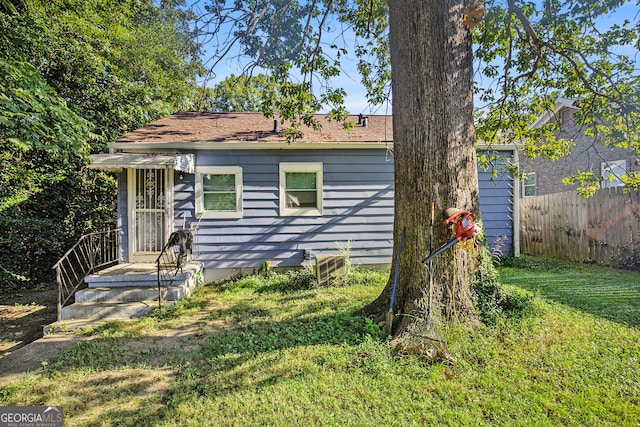 bungalow featuring a front yard