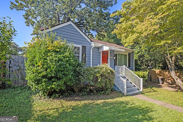 view of front facade featuring a front lawn