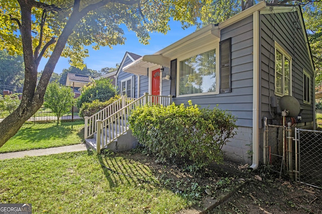 view of front of property featuring a front lawn