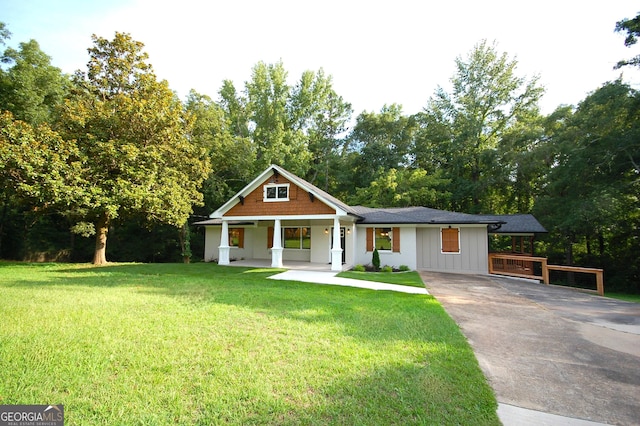 view of front facade with covered porch and a front yard