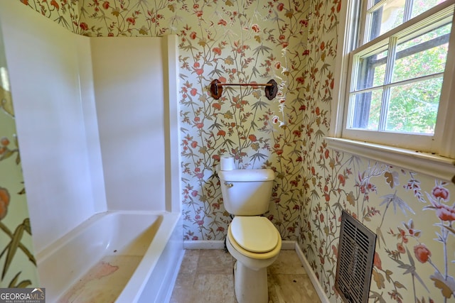 full bath with wallpapered walls, baseboards, visible vents, toilet, and a bathing tub