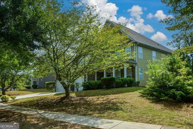 view of front of home featuring a front yard