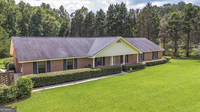 single story home with a front lawn