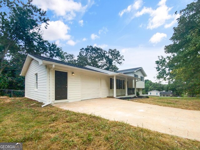 view of front of house with a front lawn