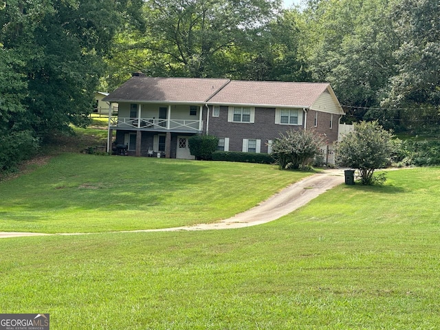 view of front of house featuring a front lawn