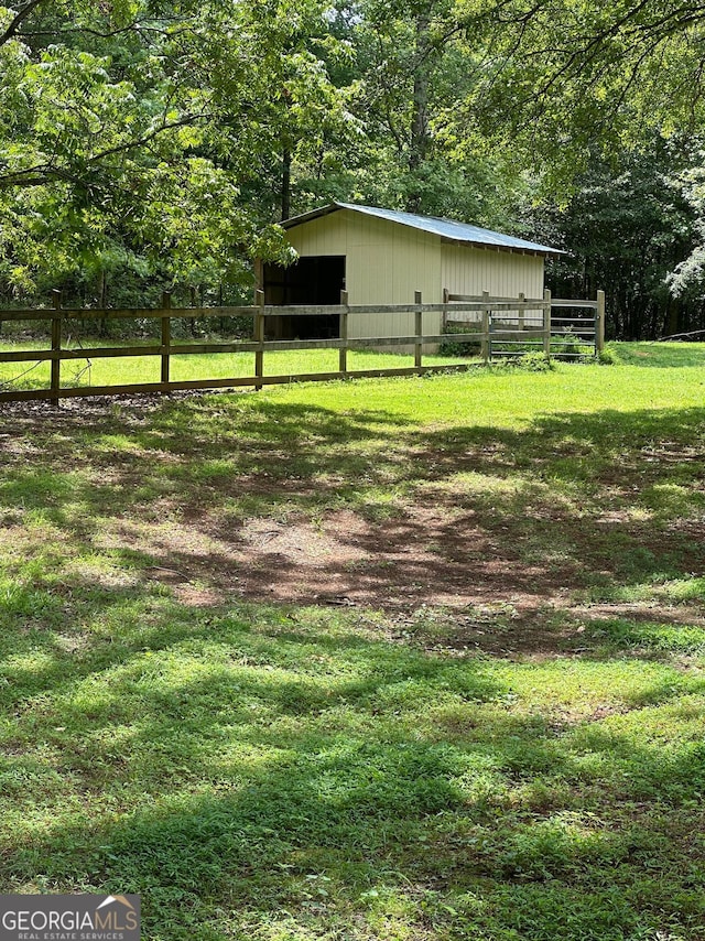 view of yard featuring an outdoor structure