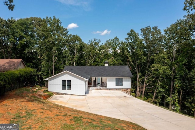 view of front of house with a front lawn