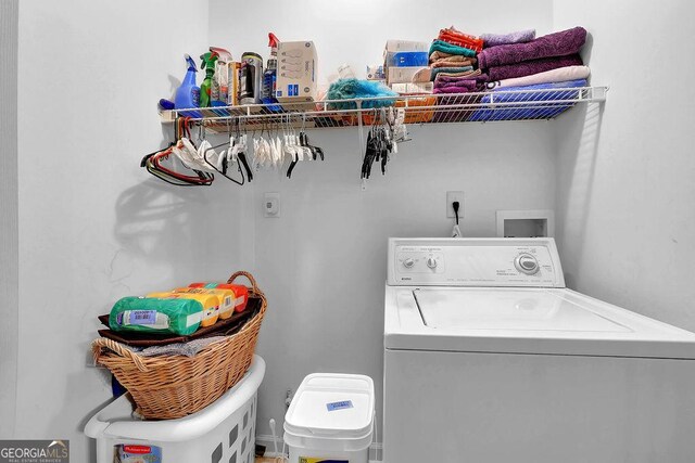 laundry room with washing machine and dryer