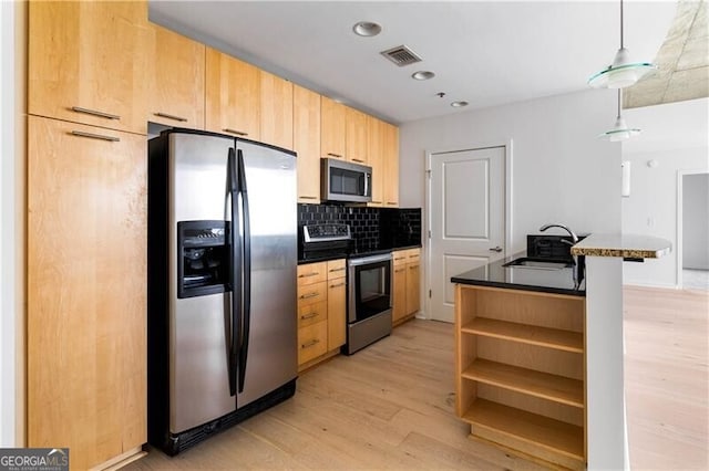 kitchen with sink, decorative backsplash, decorative light fixtures, light hardwood / wood-style floors, and stainless steel appliances