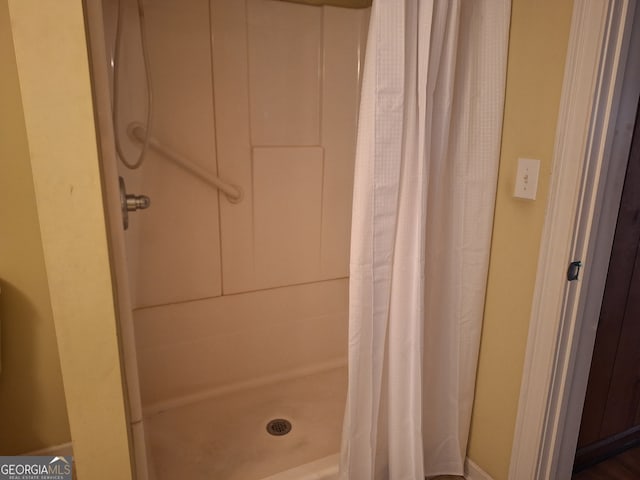 bathroom featuring a shower with shower curtain