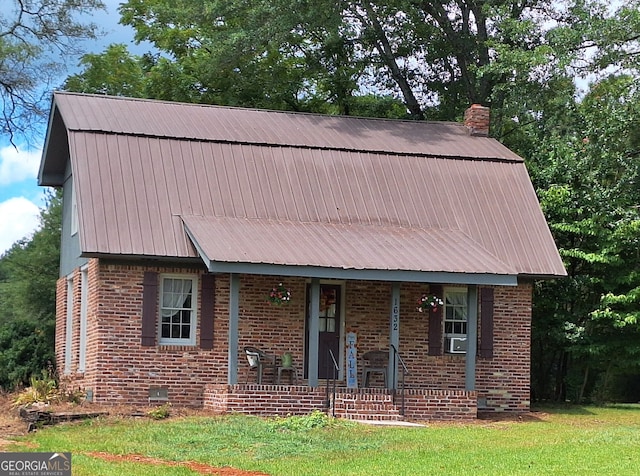 view of front of home featuring a front lawn and a porch