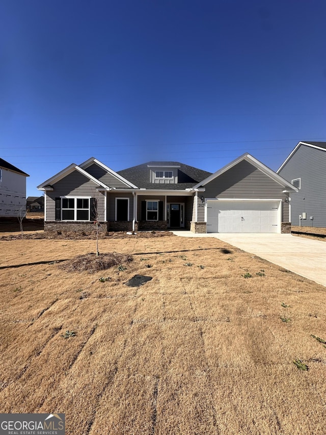 view of front of home featuring a front lawn and a garage