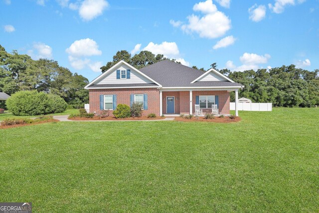 craftsman-style house featuring a front lawn