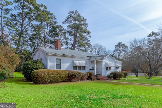 view of front of home featuring a front lawn